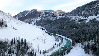 4K实拍冬季雪景河流湖水松枝落雪视频的预览图